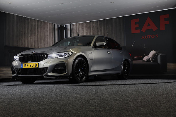 BMW 3-serie 330e High Executive M Sport / Head Up / Memory / Acc / Lane Assist / Dode Hoek / Open Dak / Cognac Leder / Camera /Led