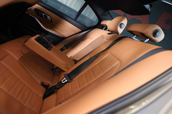 BMW 3-serie 330e High Executive M Sport / Head Up / Memory / Acc / Lane Assist / Dode Hoek / Open Dak / Cognac Leder / Camera /Led