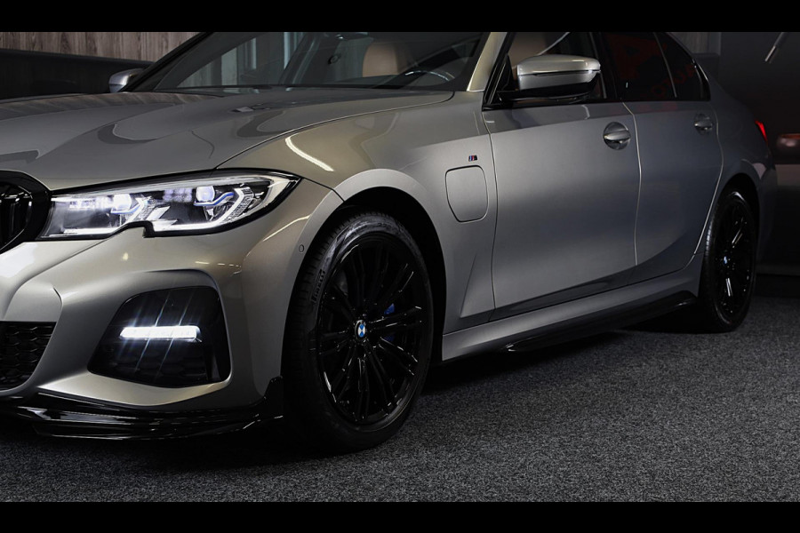 BMW 3-serie 330e High Executive M Sport / Head Up / Memory / Acc / Lane Assist / Dode Hoek / Open Dak / Cognac Leder / Camera /Led
