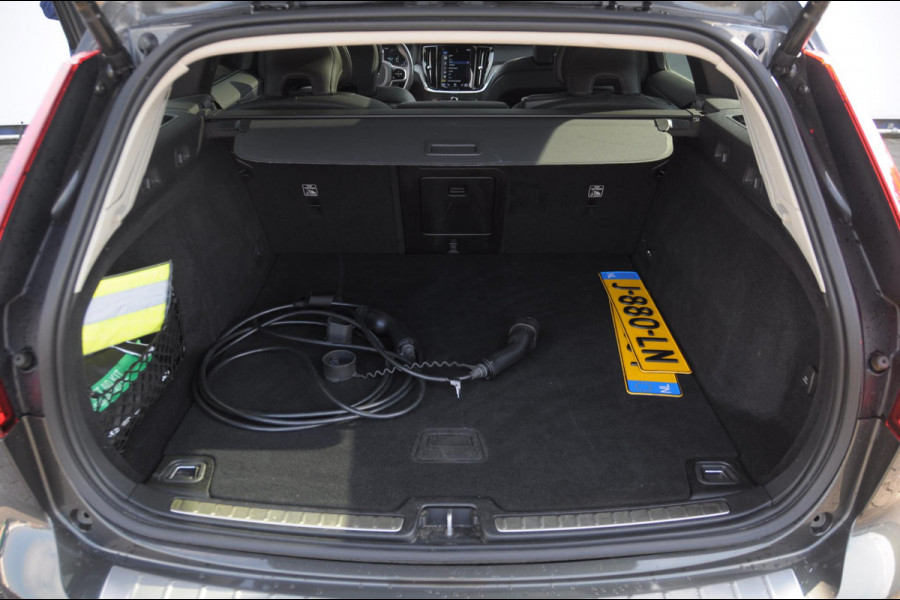 Volvo V60 T6 340PK Automaat Recharge AWD Inscription Trekhaak / Adaptieve cruise control /BLIS / Parkeersensoren met camera / Stoel - en stuurwielverwarming / Elektrische stoelen met geheugen / Getint glas / Apple carplay / Keyless entry / Elektrische achterklep