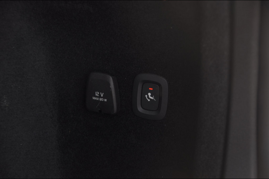 Volvo V60 T6 340PK Automaat Recharge AWD Inscription Trekhaak / Adaptieve cruise control /BLIS / Parkeersensoren met camera / Stoel - en stuurwielverwarming / Elektrische stoelen met geheugen / Getint glas / Apple carplay / Keyless entry / Elektrische achterklep
