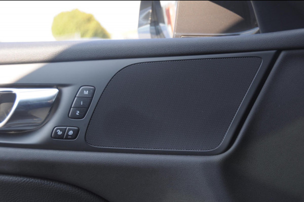 Volvo V60 T6 340PK Automaat Recharge AWD Inscription Trekhaak / Adaptieve cruise control /BLIS / Parkeersensoren met camera / Stoel - en stuurwielverwarming / Elektrische stoelen met geheugen / Getint glas / Apple carplay / Keyless entry / Elektrische achterklep