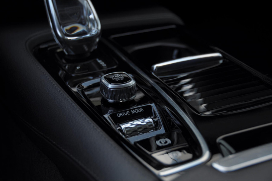 Volvo V60 T6 340PK Automaat Recharge AWD Inscription Trekhaak / Adaptieve cruise control /BLIS / Parkeersensoren met camera / Stoel - en stuurwielverwarming / Elektrische stoelen met geheugen / Getint glas / Apple carplay / Keyless entry / Elektrische achterklep