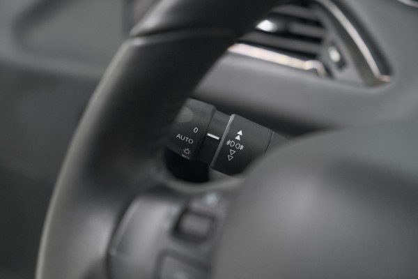 Peugeot 208 PureTech 82 Signature | Allseason banden | Navigatie | Parkeersensoren