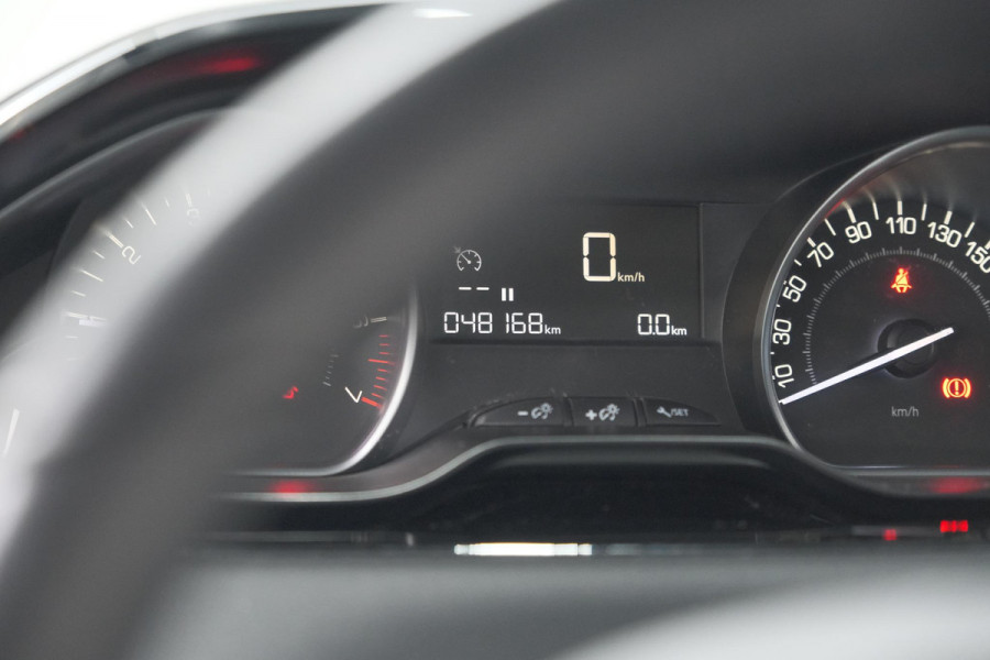 Peugeot 208 PureTech 82 Signature | Allseason banden | Navigatie | Parkeersensoren
