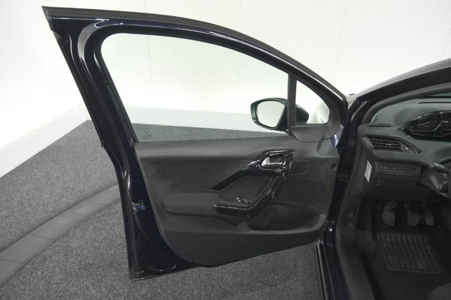Peugeot 208 PureTech 82 Signature | Allseason banden | Navigatie | Parkeersensoren