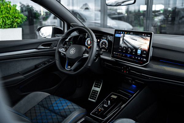 Volkswagen Golf 8.5 R 2.0 TSI 4Motion - R Performance Pack | Akrapovic | Panorama | H&K | Elek. Trekhaak