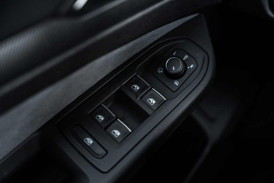 Volkswagen Golf 8.5 R 2.0 TSI 4Motion - R Performance Pack | Akrapovic | Panorama | H&K | Elek. Trekhaak