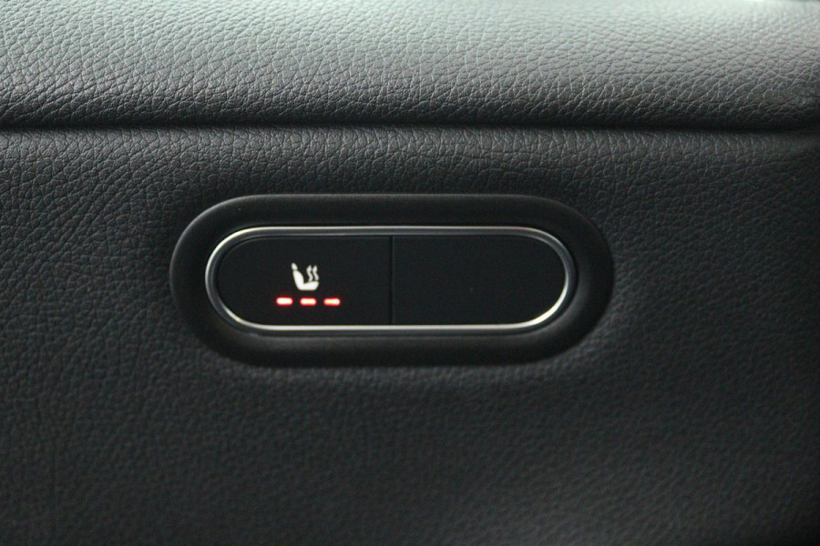 Mercedes-Benz CLA-Klasse 180 Business Solution (STOELVERWARMING, ACHTERUITRIJCAMERA, CRUISE CONTROL, PARKEERSENSOREN)