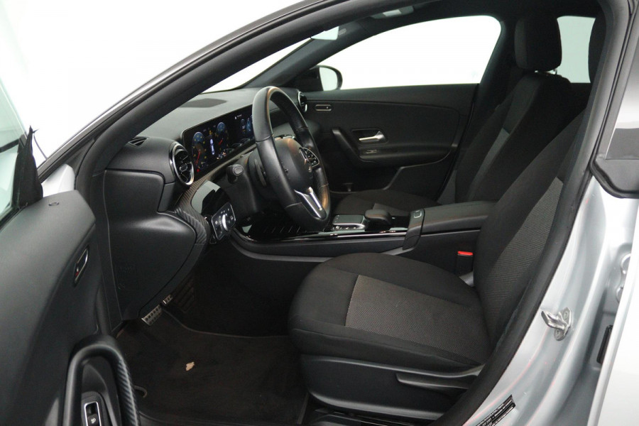Mercedes-Benz CLA-Klasse 180 Business Solution (STOELVERWARMING, ACHTERUITRIJCAMERA, CRUISE CONTROL, PARKEERSENSOREN)