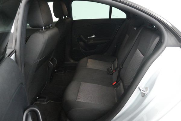 Mercedes-Benz CLA-Klasse 180 Business Solution (STOELVERWARMING, ACHTERUITRIJCAMERA, CRUISE CONTROL, PARKEERSENSOREN)