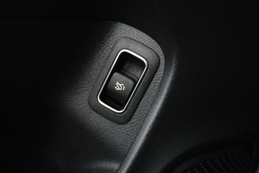 Mercedes-Benz CLA-Klasse 180 Business Solution (STOELVERWARMING, ACHTERUITRIJCAMERA, CRUISE CONTROL, PARKEERSENSOREN)