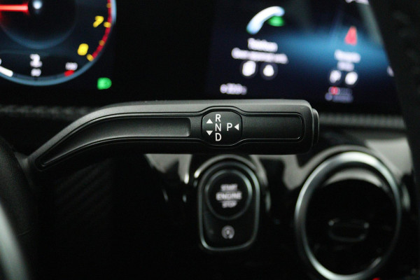 Mercedes-Benz CLA-Klasse 180 Business Solution (STOELVERWARMING, ACHTERUITRIJCAMERA, CRUISE CONTROL, PARKEERSENSOREN)