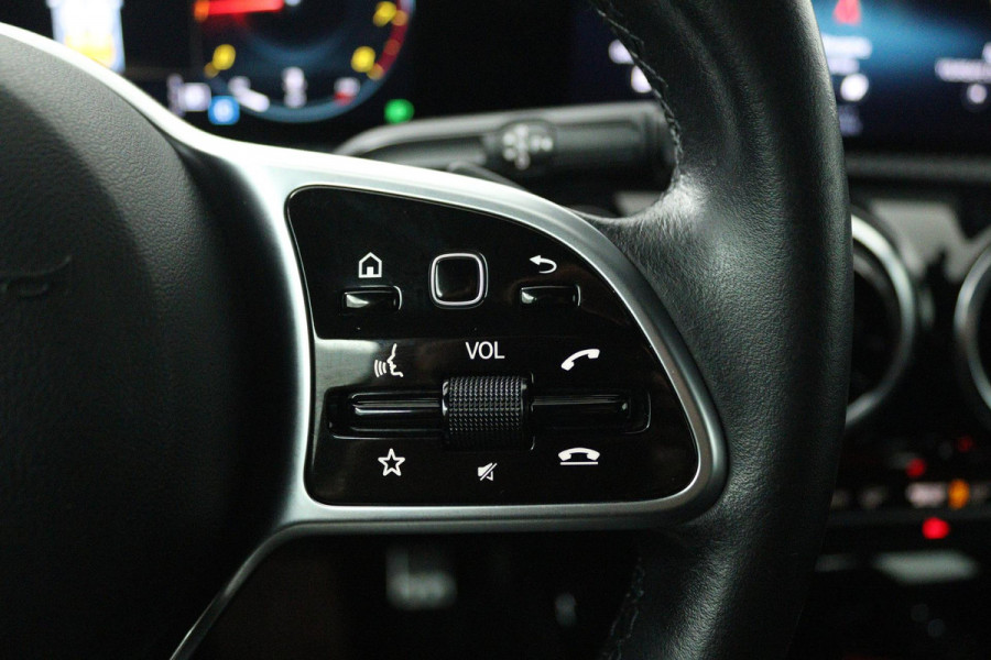Mercedes-Benz CLA-Klasse 180 Business Solution (STOELVERWARMING, ACHTERUITRIJCAMERA, CRUISE CONTROL, PARKEERSENSOREN)