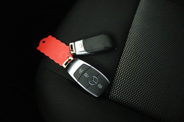 Mercedes-Benz CLA-Klasse 180 Business Solution (STOELVERWARMING, ACHTERUITRIJCAMERA, CRUISE CONTROL, PARKEERSENSOREN)