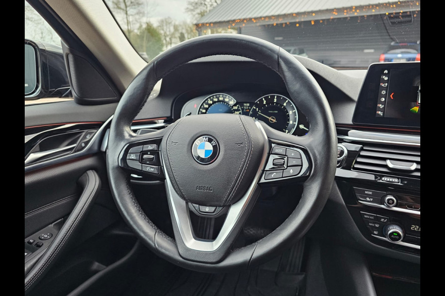 BMW 5 Serie Touring 520i High Executive Sport Line | Automaat | Trekhaak | Navi | Stoel & stuurverwarming | Camera |
