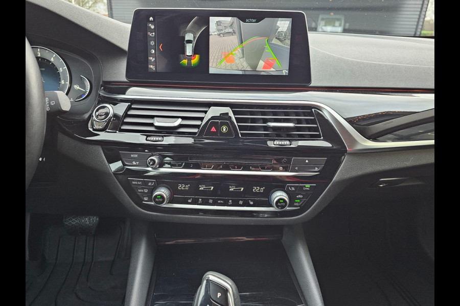 BMW 5 Serie Touring 520i High Executive Sport Line | Automaat | Trekhaak | Navi | Stoel & stuurverwarming | Camera |