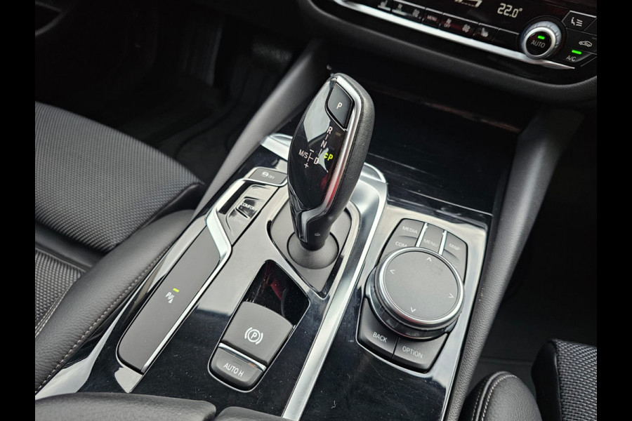 BMW 5 Serie Touring 520i High Executive Sport Line | Automaat | Trekhaak | Navi | Stoel & stuurverwarming | Camera |