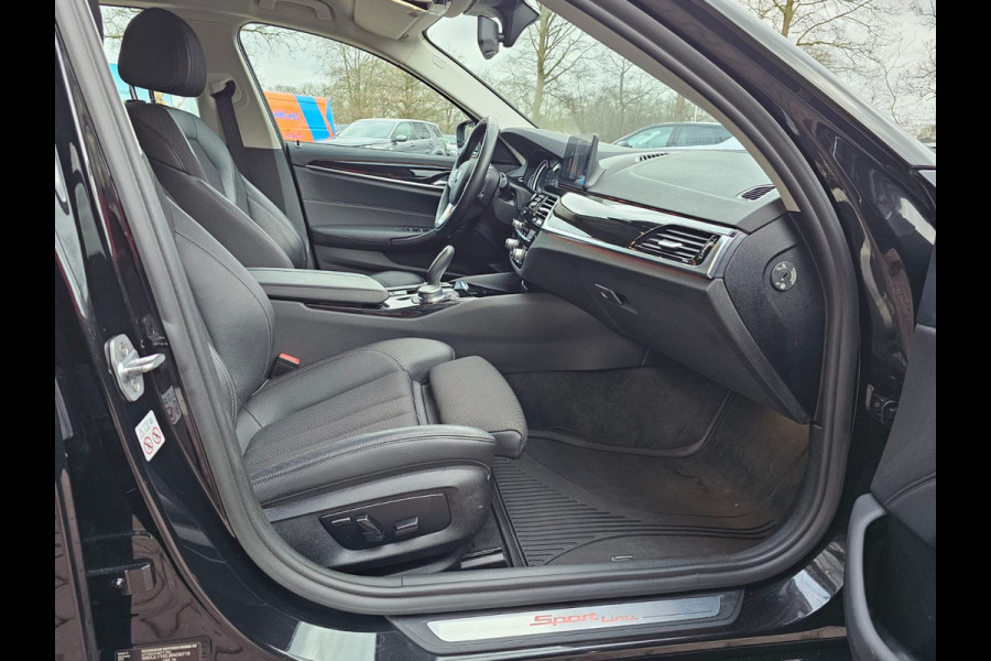 BMW 5 Serie Touring 520i High Executive Sport Line | Automaat | Trekhaak | Navi | Stoel & stuurverwarming | Camera |