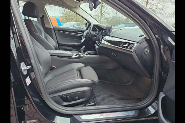 BMW 5 Serie Touring 520i High Executive Sport Line | Automaat | Trekhaak | Navi | Stoel & stuurverwarming | Camera |