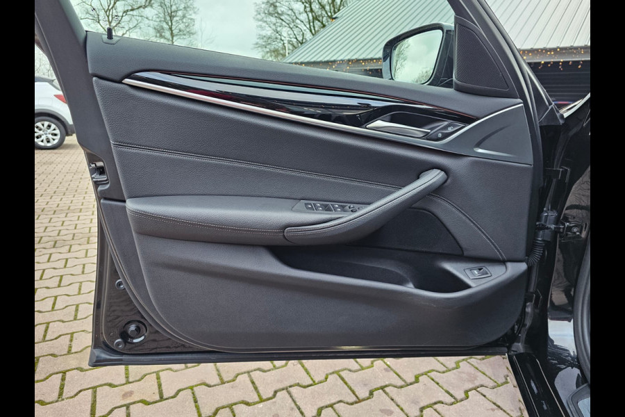 BMW 5 Serie Touring 520i High Executive Sport Line | Automaat | Trekhaak | Navi | Stoel & stuurverwarming | Camera |