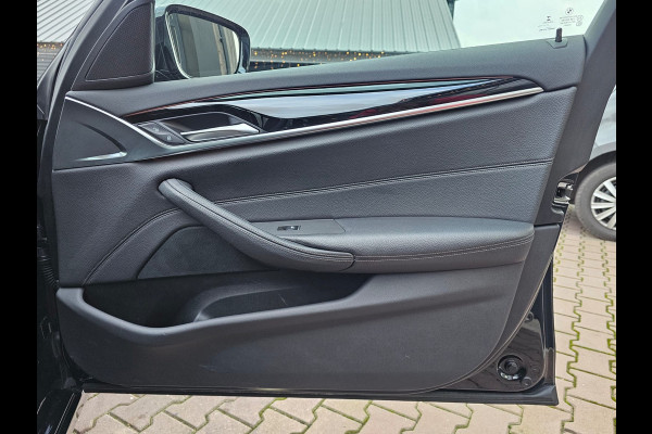 BMW 5 Serie Touring 520i High Executive Sport Line | Automaat | Trekhaak | Navi | Stoel & stuurverwarming | Camera |