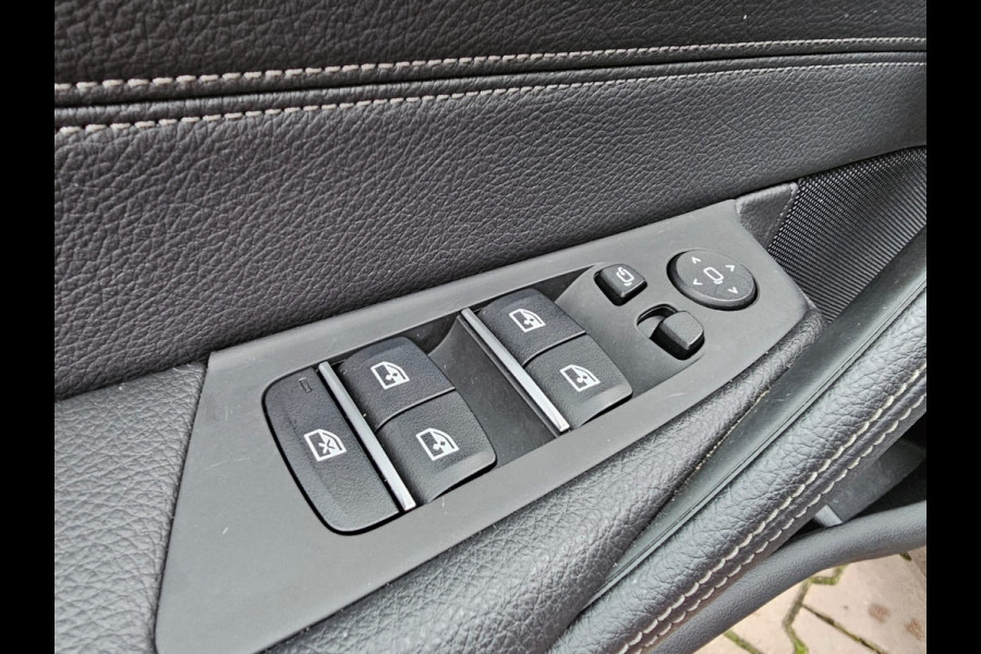 BMW 5 Serie Touring 520i High Executive Sport Line | Automaat | Trekhaak | Navi | Stoel & stuurverwarming | Camera |