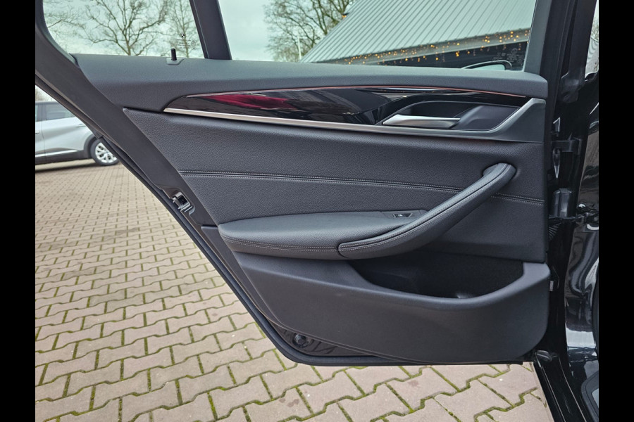 BMW 5 Serie Touring 520i High Executive Sport Line | Automaat | Trekhaak | Navi | Stoel & stuurverwarming | Camera |