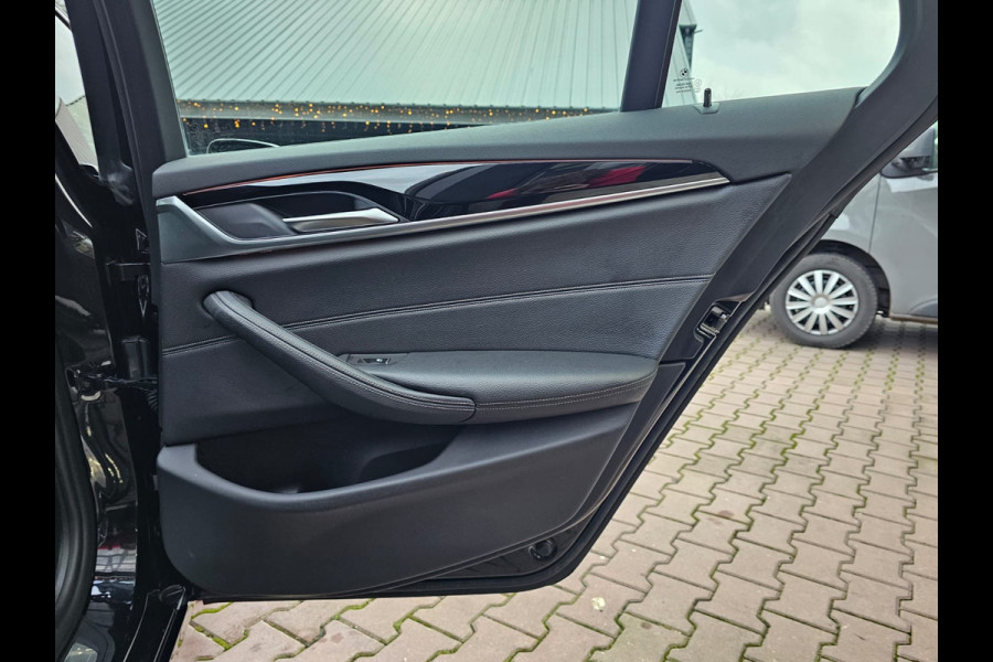 BMW 5 Serie Touring 520i High Executive Sport Line | Automaat | Trekhaak | Navi | Stoel & stuurverwarming | Camera |