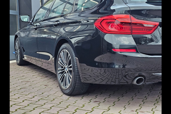 BMW 5 Serie Touring 520i High Executive Sport Line | Automaat | Trekhaak | Navi | Stoel & stuurverwarming | Camera |