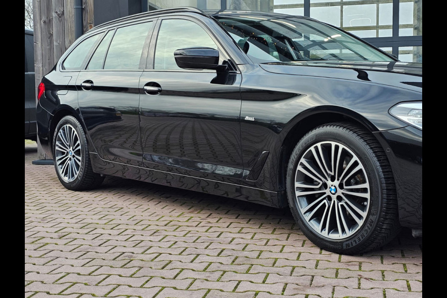 BMW 5 Serie Touring 520i High Executive Sport Line | Automaat | Trekhaak | Navi | Stoel & stuurverwarming | Camera |