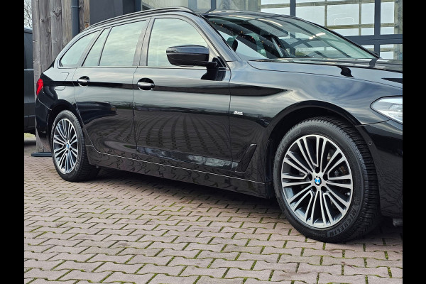 BMW 5 Serie Touring 520i High Executive Sport Line | Automaat | Trekhaak | Navi | Stoel & stuurverwarming | Camera |