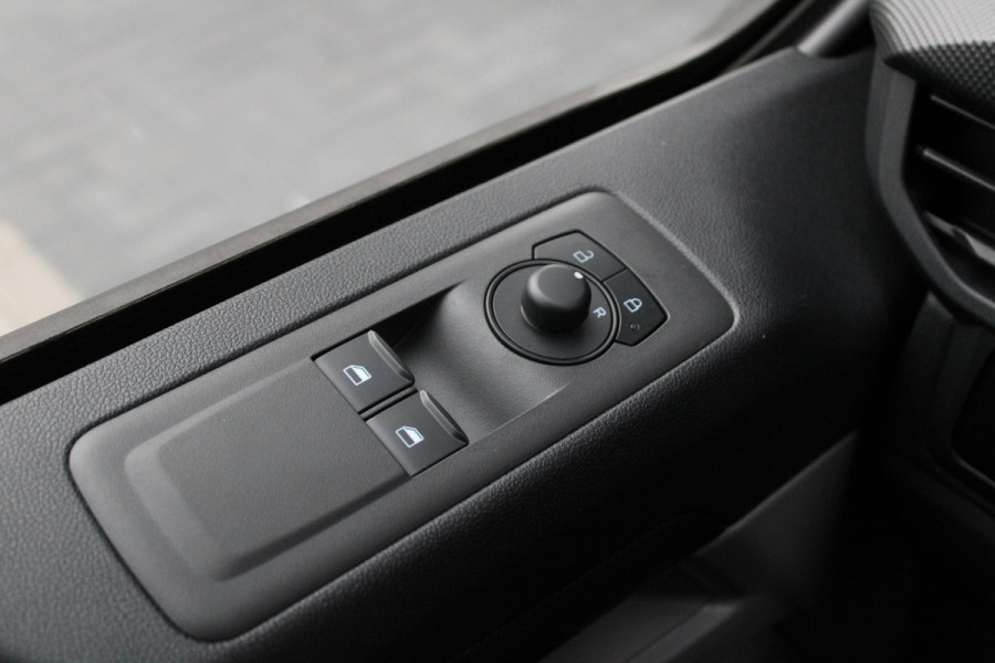 Ford Transit Custom 320 2.0 TDCI L2H1 Trend 136pk - Carplay - Android - Camera - LED koplampen - Airbag bijrijder - 70l tank - Rijklaar