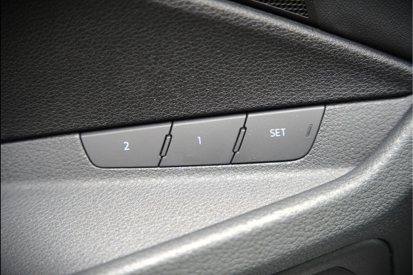 Audi e-tron 50 quattro Business edition Plus 71 kWh | Black Edition | Panoramadak | Memory Seats | Luchtvering | Adaptive Cruise Control | Keyless | Matrix LED | Leder | Stoelverwarming | NAP |