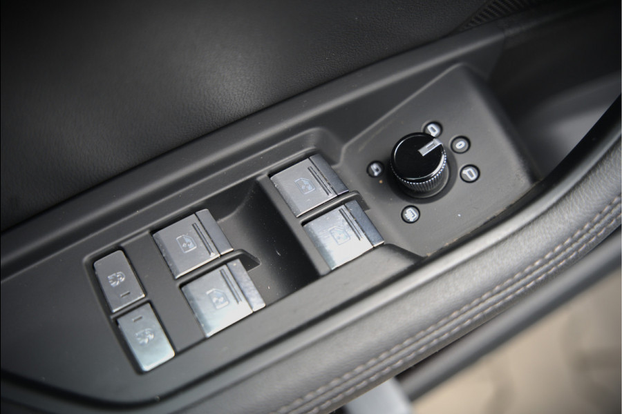 Audi e-tron 50 quattro Business edition Plus 71 kWh | Black Edition | Panoramadak | Memory Seats | Luchtvering | Adaptive Cruise Control | Keyless | Matrix LED | Leder | Stoelverwarming | NAP |