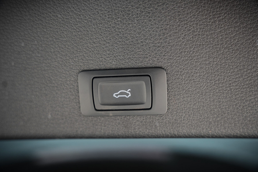 Audi e-tron 50 quattro Business edition Plus 71 kWh | Black Edition | Panoramadak | Memory Seats | Luchtvering | Adaptive Cruise Control | Keyless | Matrix LED | Leder | Stoelverwarming | NAP |