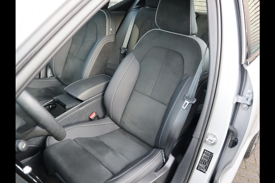Volvo XC40 Recharge Twin Ultimate 78 kWh / Panoramadak / Stoelverwarming / Parkeersensoren voor+achter / Apple Carplay/Android Auto / 19 Inch / LED / Harman Kardon