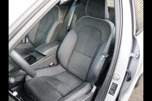 Volvo XC40 Recharge Twin Ultimate 78 kWh / Panoramadak / Stoelverwarming / Parkeersensoren voor+achter / Apple Carplay/Android Auto / 19 Inch / LED / Harman Kardon