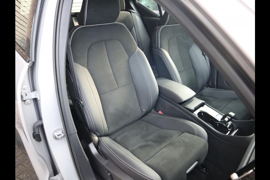 Volvo XC40 Recharge Twin Ultimate 78 kWh / Panoramadak / Stoelverwarming / Parkeersensoren voor+achter / Apple Carplay/Android Auto / 19 Inch / LED / Harman Kardon