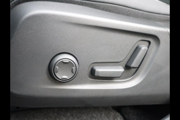 Volvo XC40 Recharge Twin Ultimate 78 kWh / Panoramadak / Stoelverwarming / Parkeersensoren voor+achter / Apple Carplay/Android Auto / 19 Inch / LED / Harman Kardon