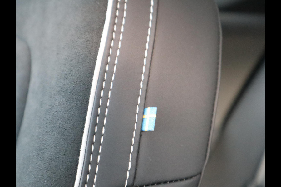 Volvo XC40 Recharge Twin Ultimate 78 kWh / Panoramadak / Stoelverwarming / Parkeersensoren voor+achter / Apple Carplay/Android Auto / 19 Inch / LED / Harman Kardon