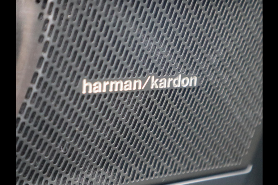 Volvo XC40 Recharge Twin Ultimate 78 kWh / Panoramadak / Stoelverwarming / Parkeersensoren voor+achter / Apple Carplay/Android Auto / 19 Inch / LED / Harman Kardon