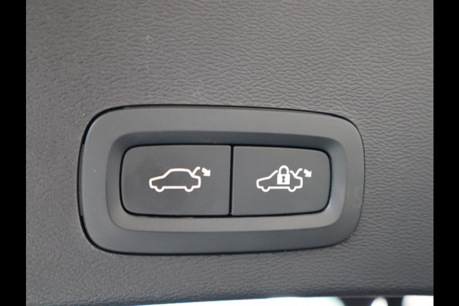 Volvo XC40 Recharge Twin Ultimate 78 kWh / Panoramadak / Stoelverwarming / Parkeersensoren voor+achter / Apple Carplay/Android Auto / 19 Inch / LED / Harman Kardon