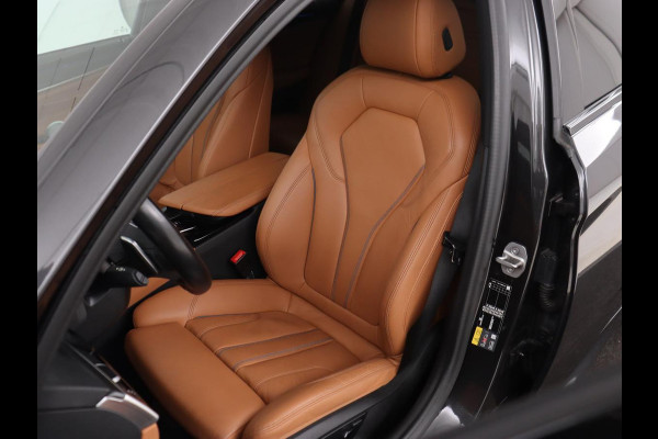 BMW 5 Serie Touring 530e M Sport | Leder | Stoelverwarming | Live Cockpit | Navigatie | Memory | Camera | Carplay | Achterbankverwarming | Cruise Control | Sfeerverlichting | PHEV | Plug In