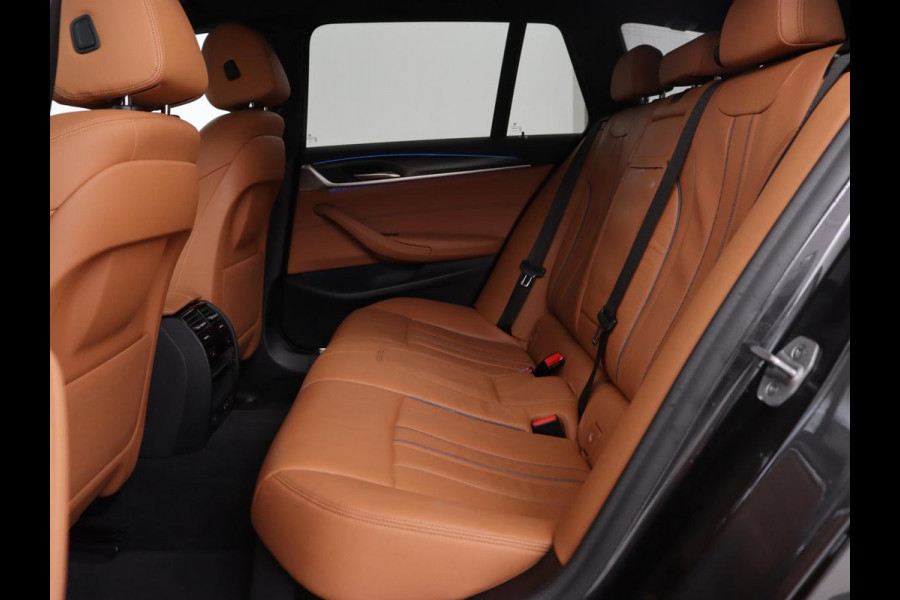 BMW 5 Serie Touring 530e M Sport | Leder | Stoelverwarming | Live Cockpit | Navigatie | Memory | Camera | Carplay | Achterbankverwarming | Cruise Control | Sfeerverlichting | PHEV | Plug In