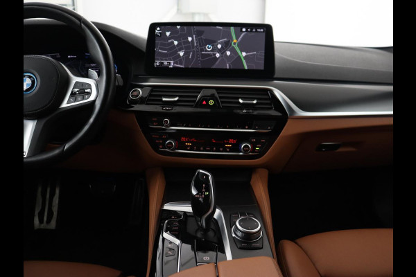 BMW 5 Serie Touring 530e M Sport | Leder | Stoelverwarming | Live Cockpit | Navigatie | Memory | Camera | Carplay | Achterbankverwarming | Cruise Control | Sfeerverlichting | PHEV | Plug In