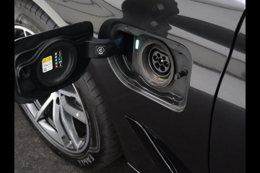 BMW 5 Serie Touring 530e M Sport | Leder | Stoelverwarming | Live Cockpit | Navigatie | Memory | Camera | Carplay | Achterbankverwarming | Cruise Control | Sfeerverlichting | PHEV | Plug In