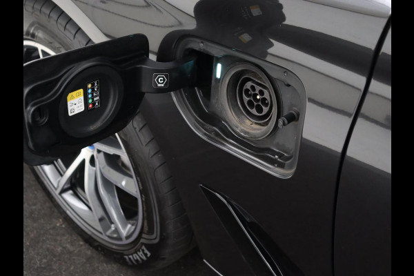 BMW 5 Serie Touring 530e M Sport | Leder | Stoelverwarming | Live Cockpit | Navigatie | Memory | Camera | Carplay | Achterbankverwarming | Cruise Control | Sfeerverlichting | PHEV | Plug In