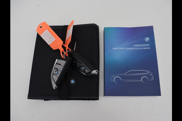 BMW 5 Serie Touring 530e M Sport | Leder | Stoelverwarming | Live Cockpit | Navigatie | Memory | Camera | Carplay | Achterbankverwarming | Cruise Control | Sfeerverlichting | PHEV | Plug In