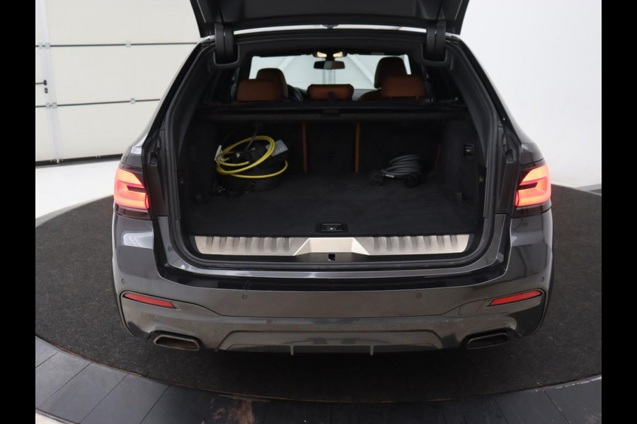 BMW 5 Serie Touring 530e M Sport | Leder | Stoelverwarming | Live Cockpit | Navigatie | Memory | Camera | Carplay | Achterbankverwarming | Cruise Control | Sfeerverlichting | PHEV | Plug In